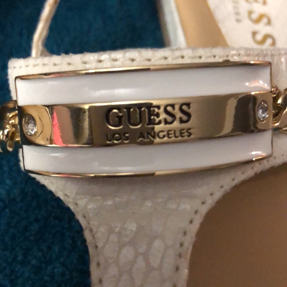 GUESS - Picture 2 of 3
